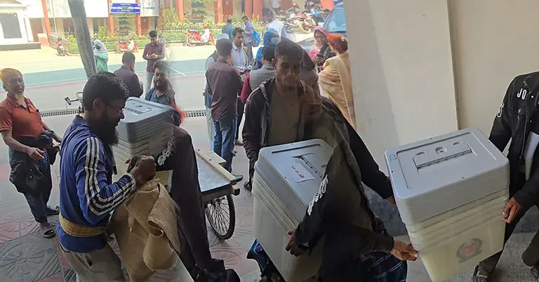 নির্বাচনের সরঞ্জামাদি পৌঁছে যাচ্ছে ফরিদপুরে ভোটকেন্দ্রে